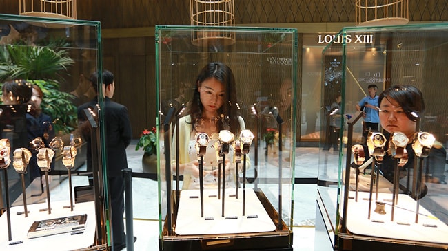 Jaquet Droz, Boutique opening, Xi'An, China, Guest in front of showcases
