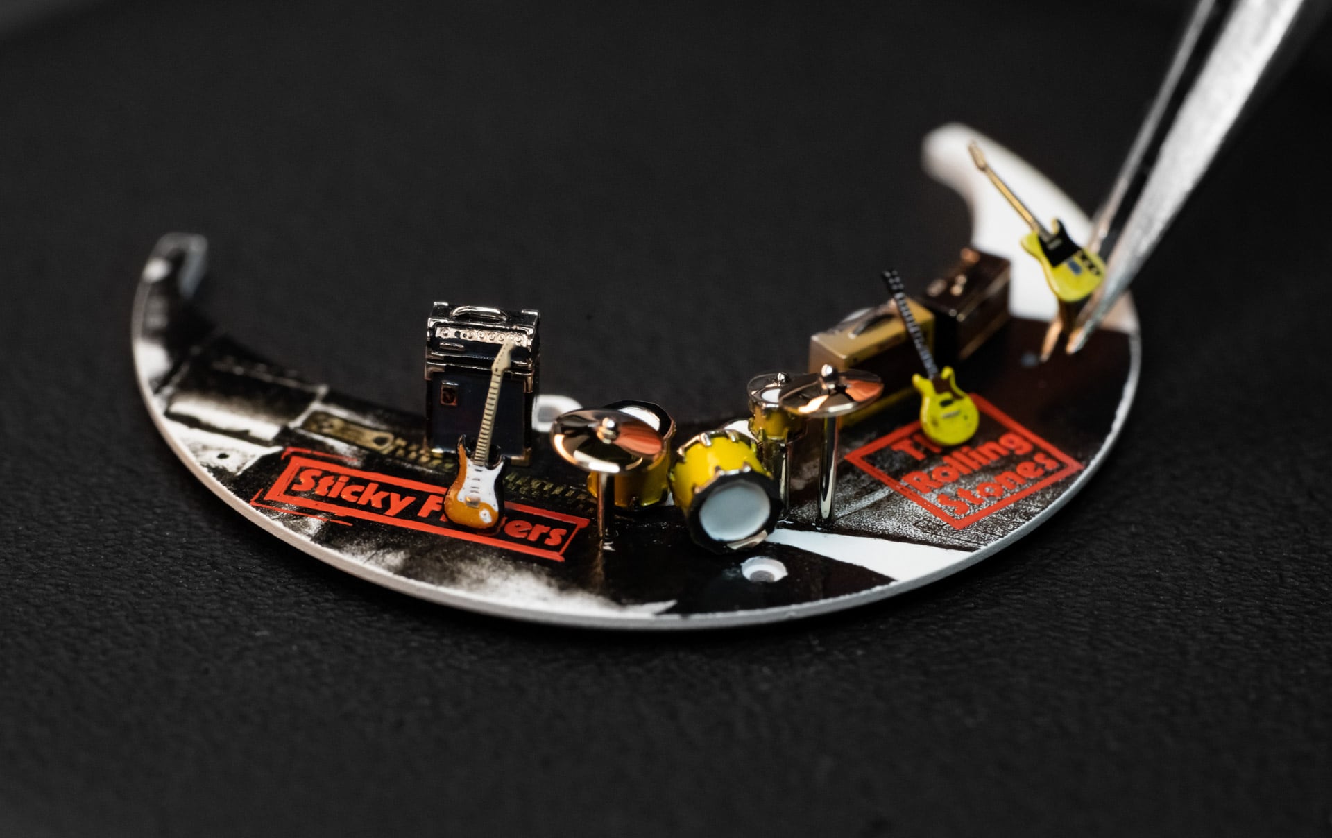 Rolling Stones Automaton, Sticky Fingers, assembling the set workshop