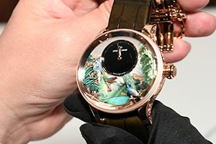 TROPICAL BIRD REPEATER UNVEILED IN SINGAPORE