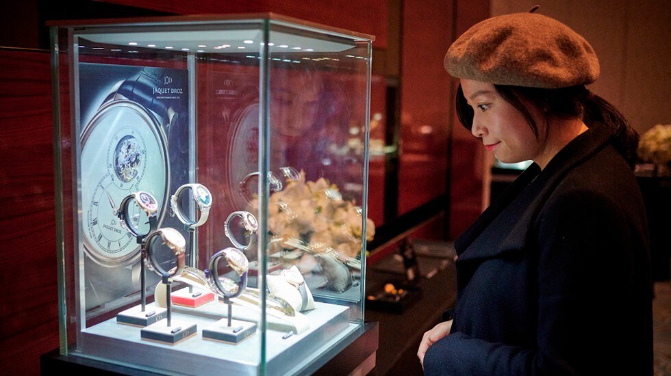 Jaquet Droz, Painting Workshop In Shanghai, Guest discovering pieces showcase