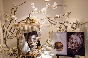 PARIS, CAPITALE RÉCEMMENT RECOUVERTE PAR UN MANTEAU BLANC, A VU LE 8 MARS DERNIER, LE PRINTEMPS ARRIVER AU SEIN DE LA MAISON JAQUET DROZ.PARIS, A CAPITAL RECENTLY COVERED BY A WHITE BLANKET OF SNOW, SAW ON MARCH 8 THE SPRING ARRIVING WITHIN THE JAQUET DROZ BOUTIQUE.